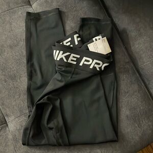 Nike Pro tight fit mid rise crop tights has back tag only never used